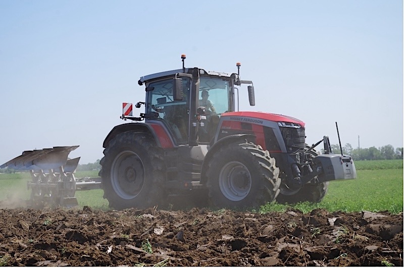 Massey Ferguson MF 8S.305 Xtra Dyna-VT impegnato nella lavorazione del terreno