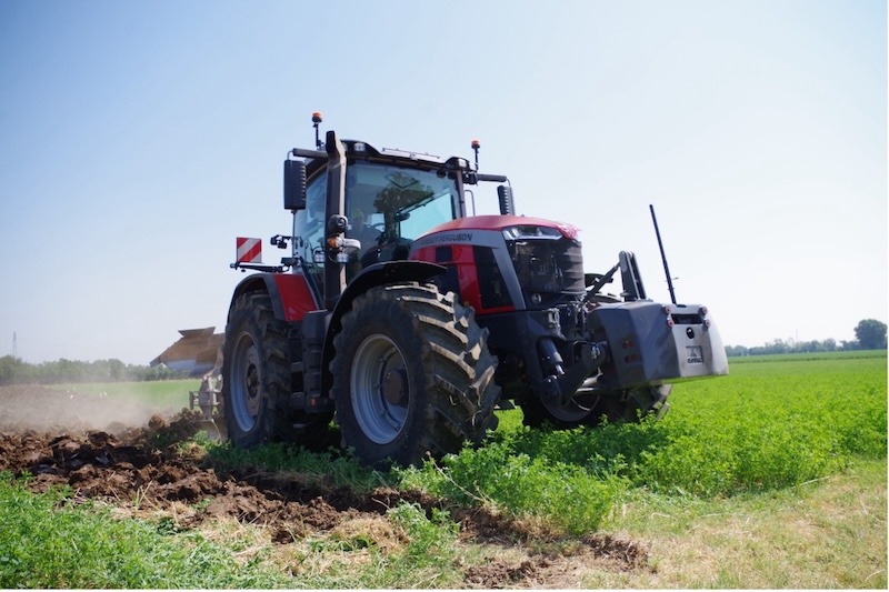 Dettaglio della cabina del Massey Ferguson MF 8S.305 Xtra Dyna-VT