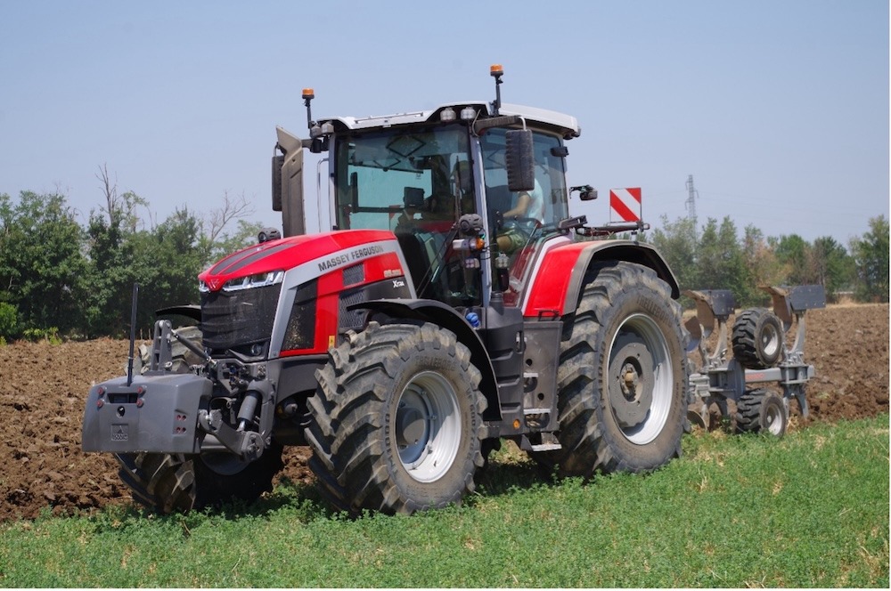 Vista anteriore del Massey Ferguson MF 8S.305 Xtra Dyna-VT